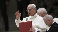 Paus Leo XIV bertemu dengan jurnalis media internasional pertama kalinya di Paul VI Hall Vatikan, Senin (12/5/2025). (AFP/Domenico Stinellis)