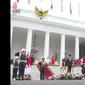 Presiden Jokowi menganugerahkan tanda kehormatan ke tiga prajurit saat HUT ke-77 TNI di Istana Merdeka, Jakarta. (Ist)