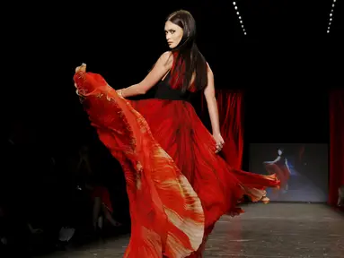 Miss Universe 2015, Pia Alonzo Wurtzbach membawakan gaun berwarna merah rancangan Macy dengan tema Go Red For Women Red di New York Fashion Week (11/2/2016). (REUTERS/Andrew Kelly)
