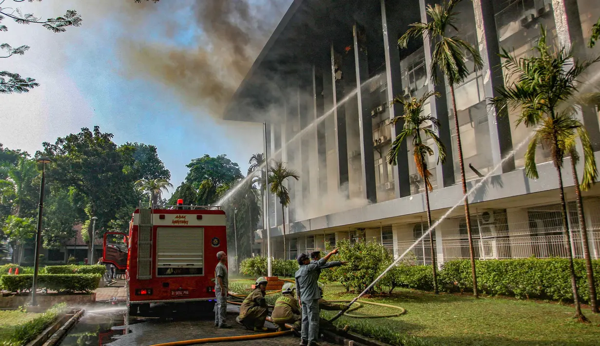 Petugas pemadam kebakaran berjibaku menjinakkan api yang menghanguskan Gedung Badan Keamanan Laut (Bakamla) di jalan Proklamasi, Menteng, Jakarta Pusat, Minggu (29/9/2024) pagi. (merdeka.com/Arie Basuki)
