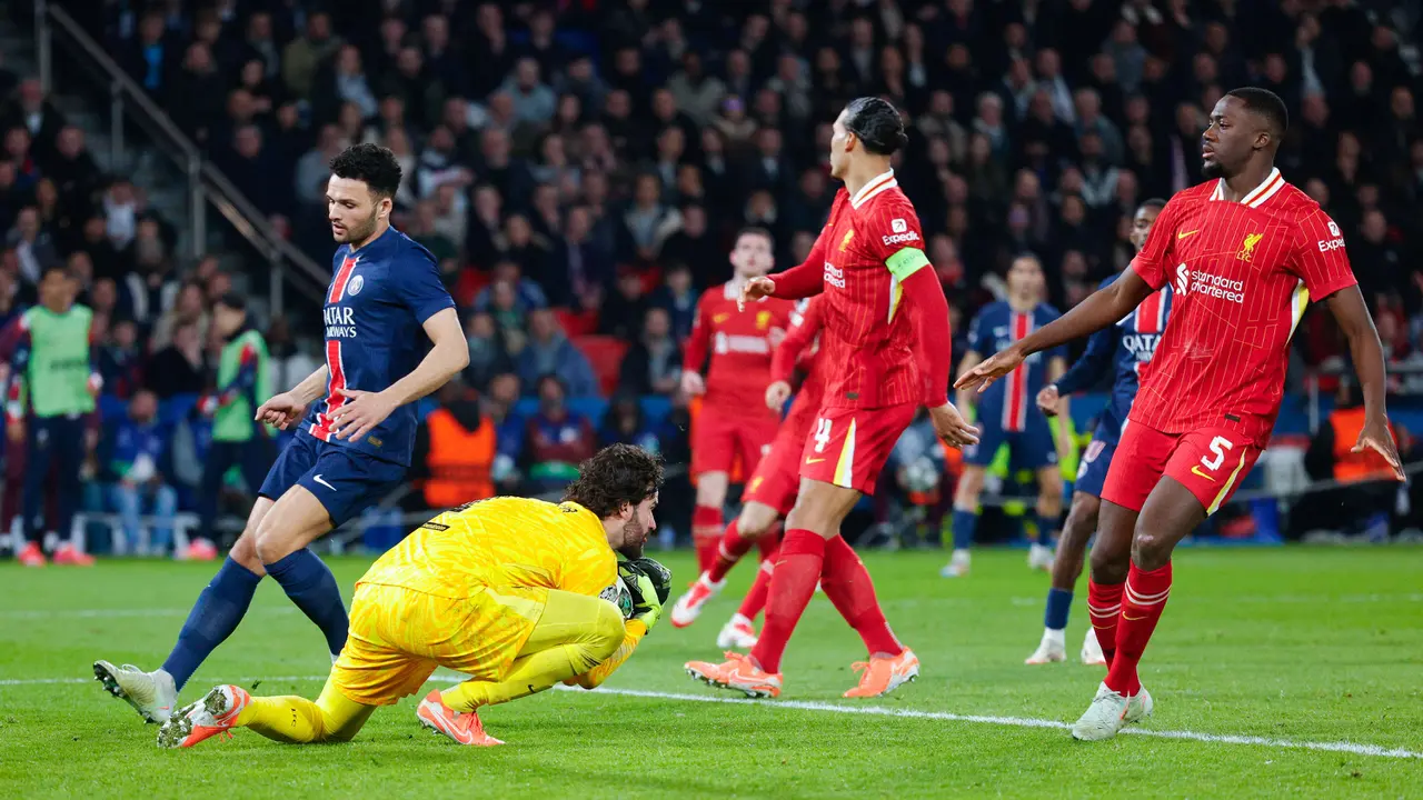 Foto: Jatuh Bangun Alisson Becker Selamatkan Gawang Liverpool, PSG Rasakan Kekalahan Menyakitkan di Liga Champions
