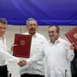 Presiden Juan Manuel Santos (kiri) dan pemimpin FARC Timoleon Jimenez (Reuters)