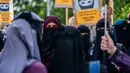 Kelompok Kvinder i Dialog mengadakan demonstrasi menentang denda pertama yang diberikan karena mengenakan cadar di Kopenhagen, Denmark, Jumat (10/8). (Martin Sylvest/Ritzau Scanpix/AFP)