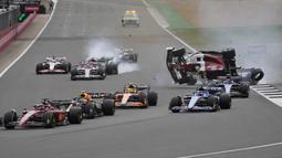 Saat balapan baru dimulai dan bersiap menghadapi tikungan pertama, sejumlah mobil mengalami senggolan dan bertabrakan. (AP/Frank Augstein)