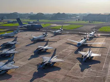 Deretan pesawat tempur Rafale, Falcon 8X dan pesawat kargo Airbus A400M MRTT berjajar di Pangkalan Udara (Lanud) Halim Perdanakusuma, Jakarta, Senin (18/5/2026). (Biro Pers Sekretariat Presiden)