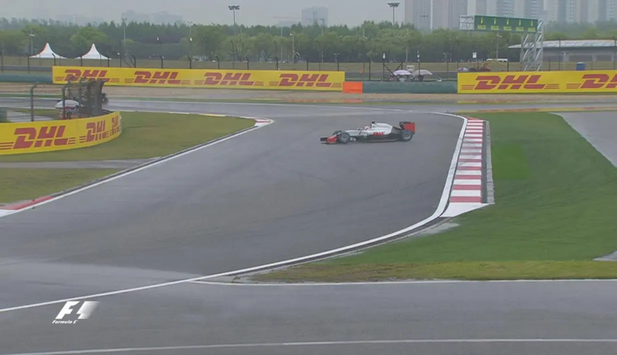 Pebalap Haas F1, Romain Grosjean, melintir di trek yang basah saat latihan bebas ketiga F1 GP China di Sirkuit Internasional Shanghai, China, Sabtu (16/4/2016). (Bola.com/Twitter/F1)