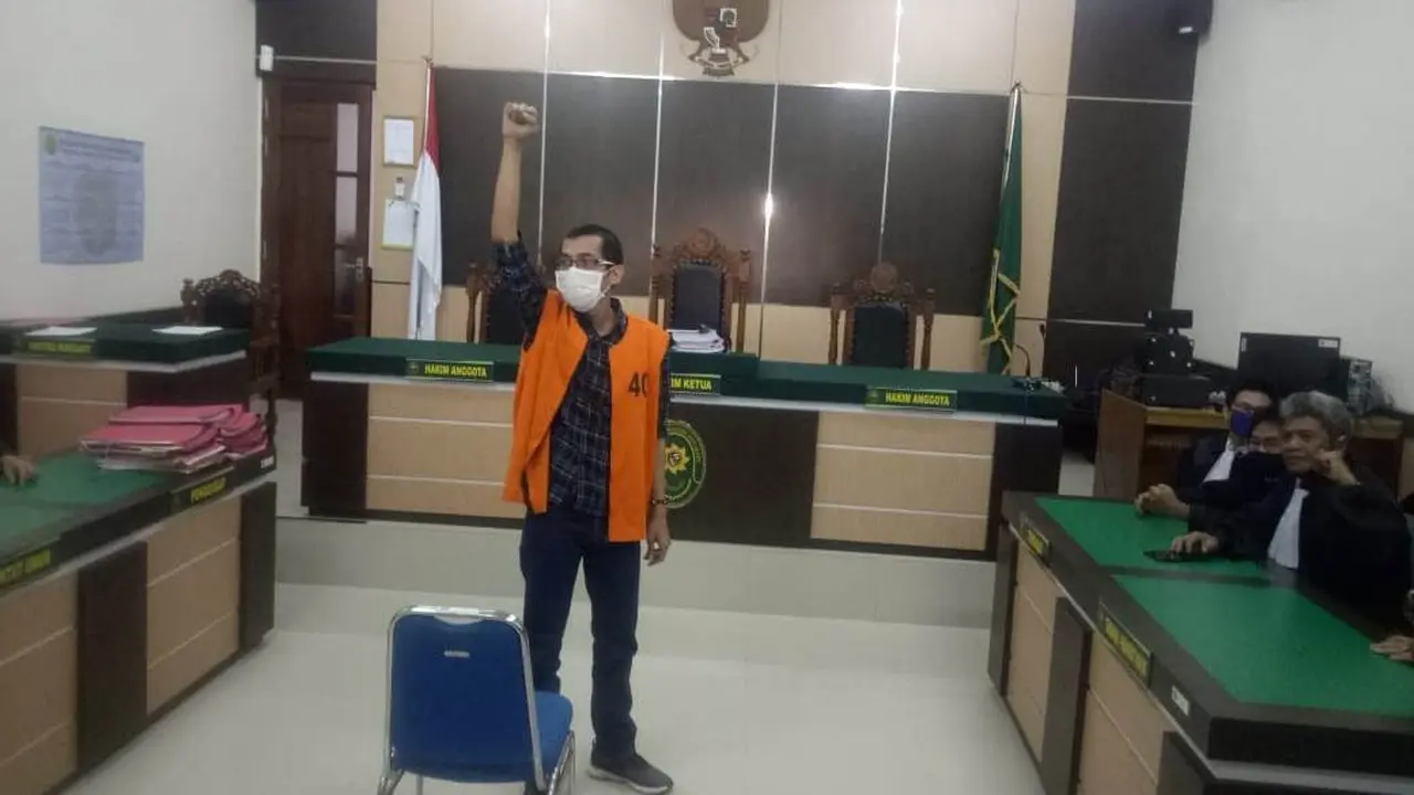 Mantan Pemimpin Redaksi Banjarhits.id, Diananta Putera Sumedi di Pengadilan Negeri Kotabaru