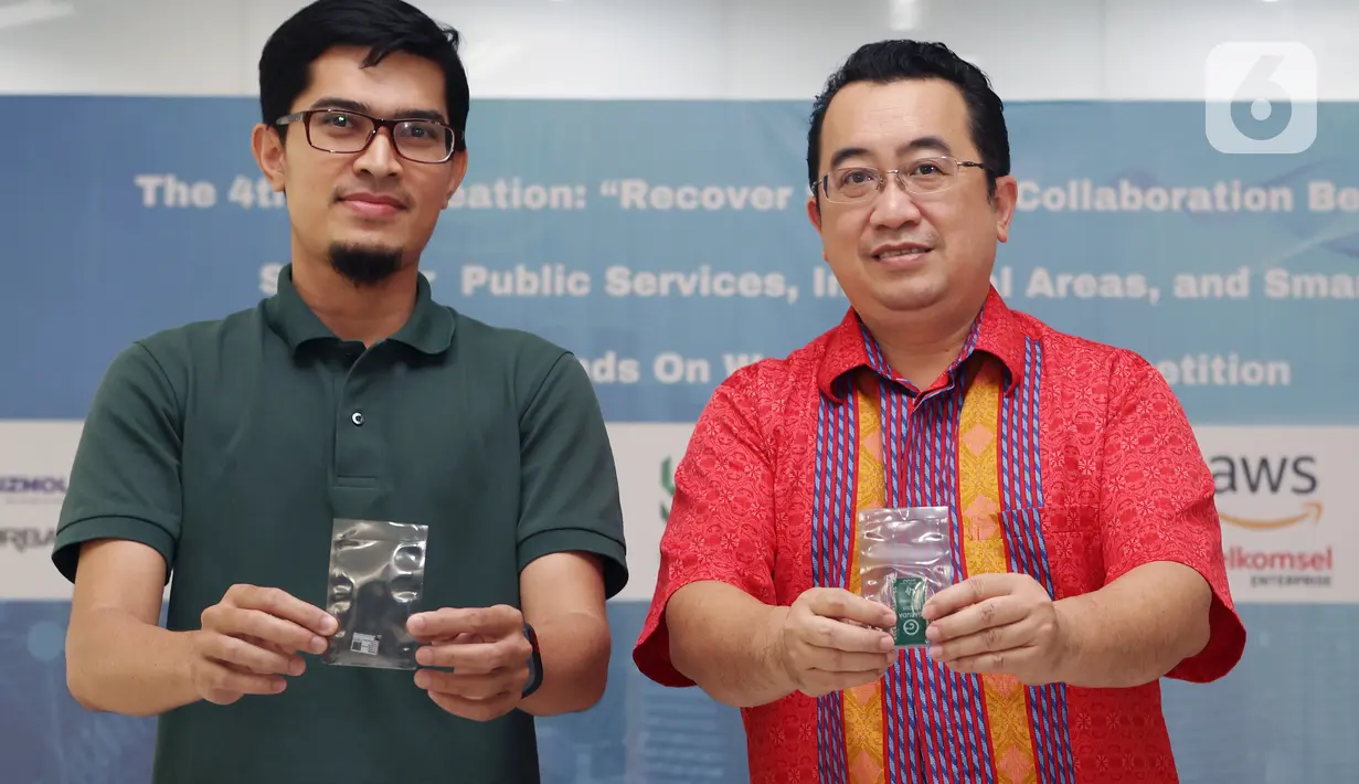 GM Business Development Polytron Joegianto (kanan) menyerahkan modul IoT Garuda kepada perwakilan peserta hands-on workshop IoT Creation 2022 di Balai Diklat Industri Denpasar, Bali, Rabu (25/5/2022). Modul Garuda merupakan modul internet of things karya anak bangsa yang didesain di Yogyakarta dan telah mengantongi sertifikat perangkat SDPPI.  (Liputan6.com/HO/Alwi)