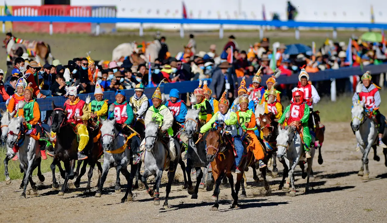 Para joki muda berlomba dalam babak penyisihan balap kuda 8 kilometer yang digelar di festival balap kuda tradisional di Nagqu, Daerah Otonom Tibet, China, 12 Agustus 2020. Po Karyu, seorang joki berusia 13 tahun dari Wilayah Nyainrong, akhirnya keluar sebagai juara di babak final. (Xinhua/Zhang Ruf
