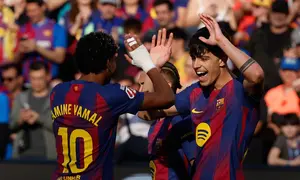 Pemain Barcelona, Lamine Yamal (kiri), dan Marc Bernal merayakan gol dalam pertandingan Liga Spanyol, Minggu (22/2/2026) malam WIB. (AP Photo/Joan Monfort)