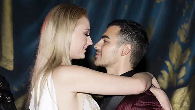 [Bintang] Joe Jonas dan Sophie Turner Resmi Tunangan
