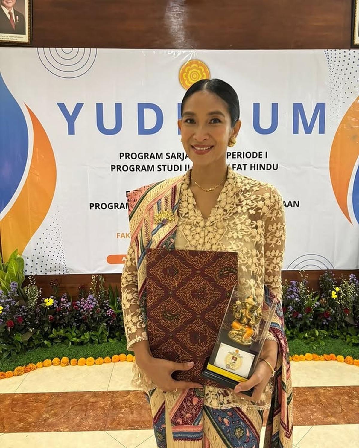 Potret Happy Salma Lulus S-1 Filsafat Hindu di Usia 45 Tahun, Tampil Cantik Kala Yudisium di Bali