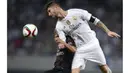 Pemain AC Milan, Carlos Bacca melakukan duel udara dengan pemain Real Madrid, Sergio Ramos pada laga International Champions Cup 2015 di Shanghai, China, Kamis (30/7). (Reuters Aly Song)
