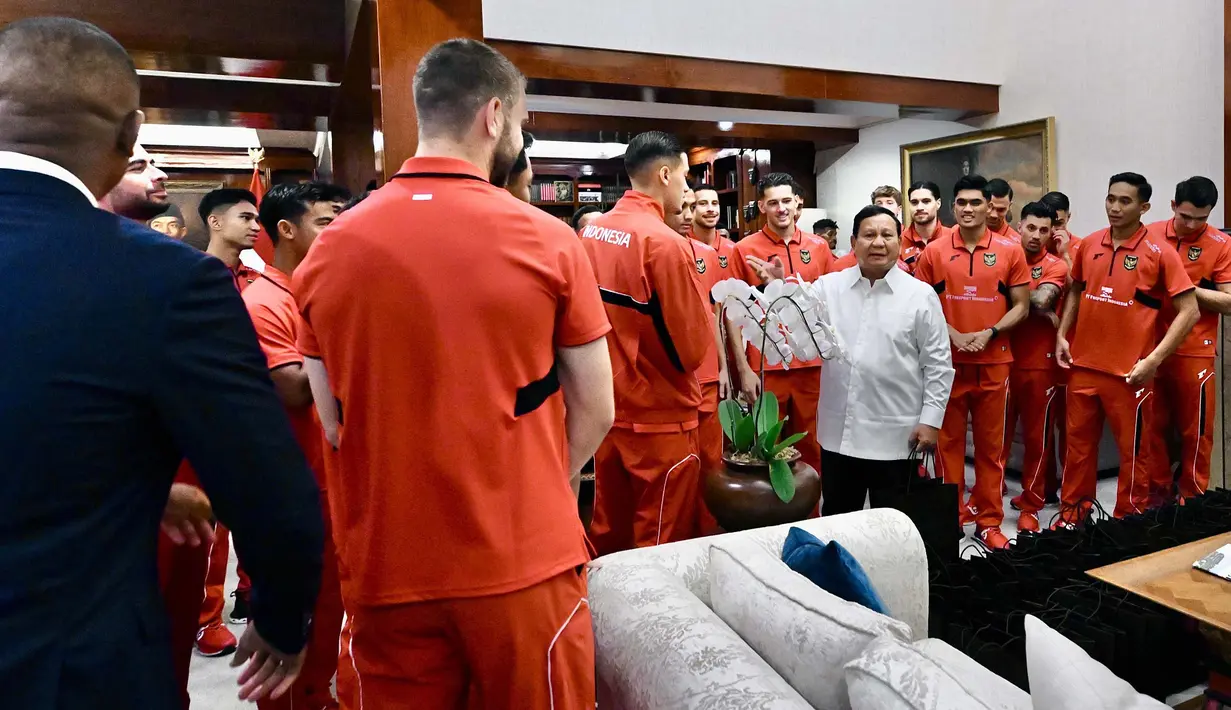 Pertemuan sekaligus makan siang bersama ini digelar sehari setelah kemenangan penting skuad Garuda, 1-0 atas Timnas China dalam lanjutan putaran ketiga Kualifikasi Piala Dunia 2026 zona Asia. (Foto: Cahyo - Biro Pers Sekretariat Presiden)