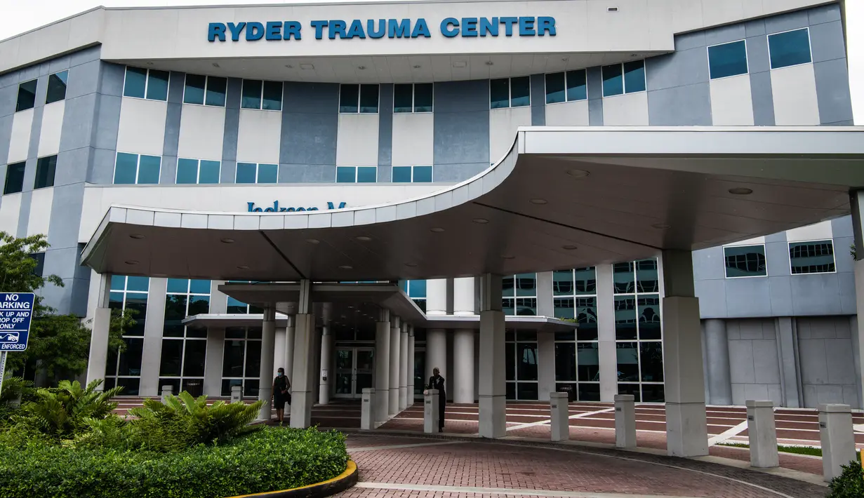 Orang-orang berdiri di pintu masuk Ryder Trauma Center tempat Ibu Negara Haiti Martine Moise dirawat di Miami, Rabu (7/7/2021). Presiden Haiti Jovenel Moise dibunuh dan istrinya terluka dalam aksi penyerangan di kediaman pribadinya pada Rabu dini hari. (CHANDAN KHANNA/AFP)