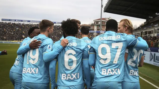 Skuad Venezia merayakan gol Joel Pohjanpalo ke gawang Parma di Ennio Tardini, Minggu (19/01/2025). (c) Gianni Santandrea/LaPresse via AP Photo