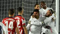 Para pemain Real Madrid merayakan gol yang dicetak oleh Casemiro ke gawang Atletico Madrid pada laga Liga Spanyol di Stadion Alfredo di Stefano, Minggu (13/12/2020). Real Madrid menang dengan skor 2-0. (AFP/Oscar Del Pozo)