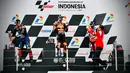 Presiden Joko Widodo memberikan piala kepada pemenang MotoGP Indonesia 2022 Miguel Oliveira di Sirkuit Mandalika, Lombok, Nusa Tenggara Barat, Minggu (20/3/2022). (Foto: Laily Rachev-Biro Pers Sekretariat Presiden)