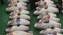 Ikan tuna beku ditampilkan untuk pelelangan pertama di pasar ikan Toyosu yang baru, pada hari pertama pembukaan di Tokyo, Kamis (11/9). Pasar ikan Toyosu menggantikan pasar ikan legendaris yang sudah mendunia, Pasar Tsukiji. (Toshifumi KITAMURA/AFP)