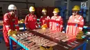 Instruktur berbicara dengan siswa pelatihan angkatan pertama P2TIM-TB di Kampung Deimes, Bintuni Timur, Papua Barat (23/7). Pemerintah bekerjasama dengan PT. Petrotekno adakan pelatihan teknik industri dan migas. (Liputan6.com/Pool/Febri)