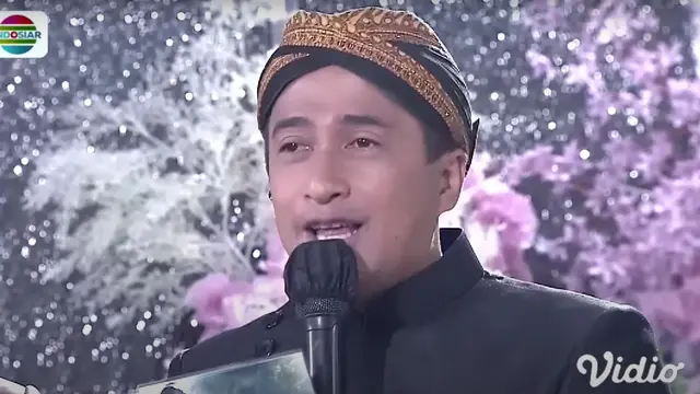 Irfan Hakim di acara siraman jelang pernikahan Via Vallen. (Tangkap Layar dari Indosiar / Vidio)