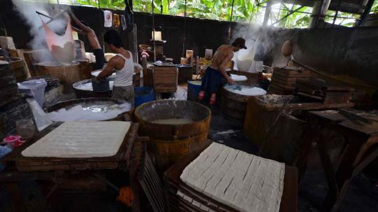 Tukang tahu keluhkan harga kedelai