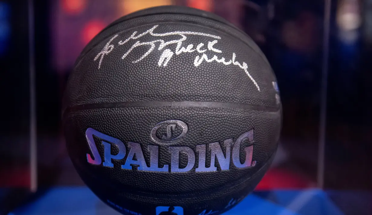 Replika bola basket hitam Spalding bertanda tangan Kobe Bryant dipamerkan dalam pameran NBA (National Basketball Association) di Beijing, China, Senin (19/8/2019). (NICOLAS ASFOURI/AFP)