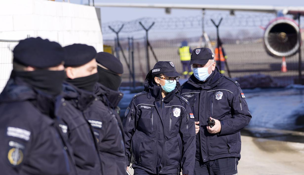 Pasukan polisi menjaga area menunggu kedatangan Novak Djokovic di depan terminal VIP di bandara Nikola Tesla di Beograd, Senin (17/1/2022). Novak Djokovic diperkirakan akan tiba di ibu kota Serbia setelah dideportasi dari Australia pada Minggu terkait status vaksinasinya (AP Photo/Darko Vojinovic)