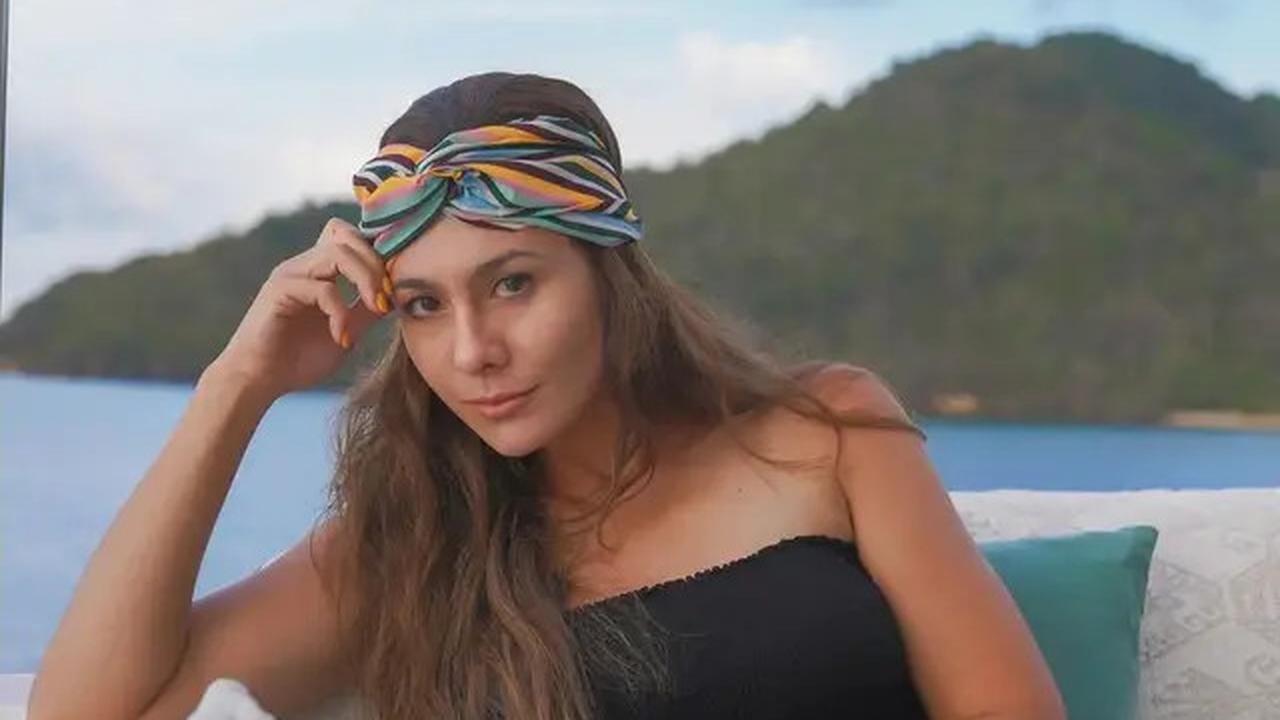 Gaya Slay Wulan Guritno dengan Busana Kasual