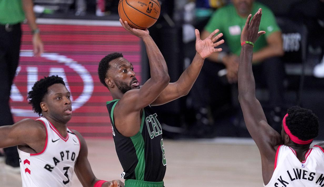 Pebasket Boston Celtics, Kemba Walker, berusaha mencetak poin saat menghadapi Toronto Raptors pada semifinal playoff NBA wilayah timur di AdventHealth Arena, Sabtu (12/9/2020). Boston Celtics menang 92-87 atas Toronto Raptors.  (AP Photo/Mark J. Terrill)