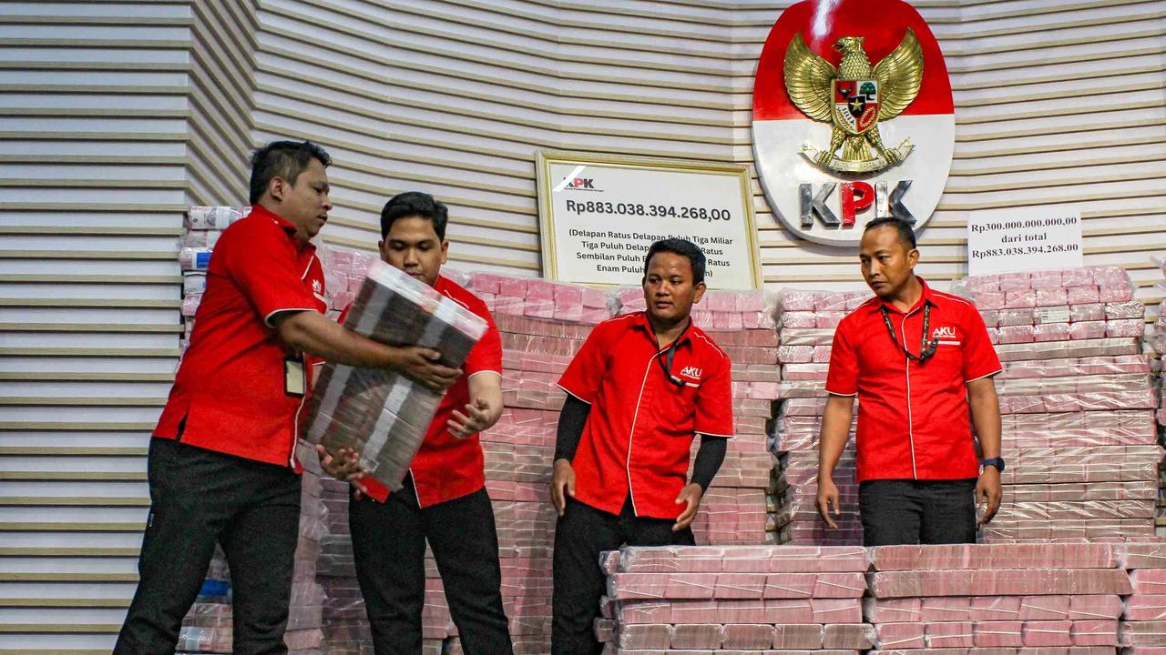 FOTO: KPK Pamerkan Rp 300 Miliar Uang Sitaan saat Serahkan Rp 883 Miliar ke Taspen