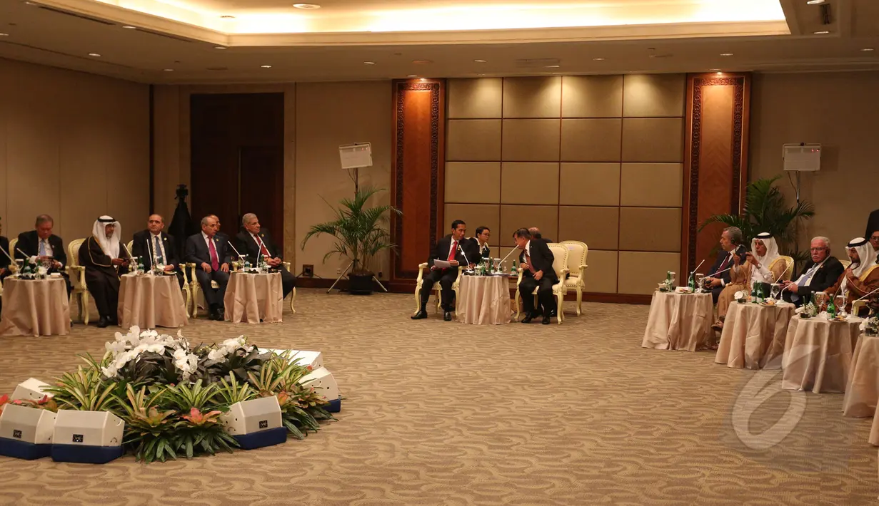 Suasana pertemuan delegasi Organisasi Konferensi Islam (OKI) dengan Presiden Joko Widodo dan Wapres Jusuf Kalla saat KAA ke-60 di Jakarta, Rabu (22/4/2015). Jokowi mengusulkan pembentukan gugus tugas negara-negara Islam. (Liputan6.com/Herman Zakharia)