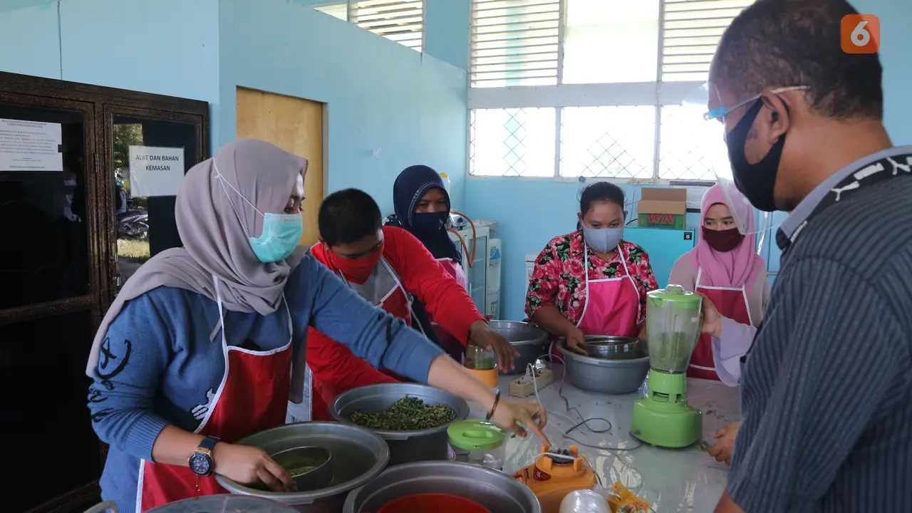 Sejumlah penyintas bencana Palu saat praktik mengolah kelor