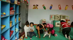 Sejumlah narapidana bermain bersama anak-anak di taman kanak-kanak penjara wanita Santa Monica, Lima, Peru (31/10). (Reuters/Mariana Bazo)