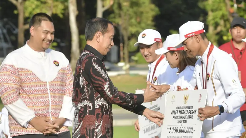 Presiden Jokowi Serahkan Bonus Rp6 Miliar untuk Atlet Peraih Medali Emas di Paralimpiade Paris 2024