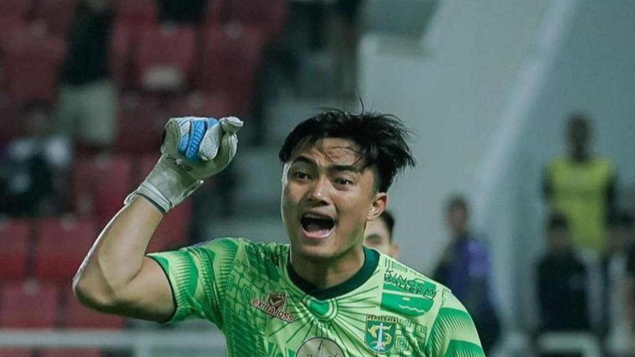 Sisi Lain Kiper Persebaya Ernando Ari yang Jarang Tersorot, Sikapnya kepada Keluarga dan Pacar Manis Banget