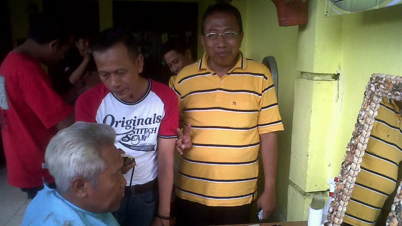Rebut Hati Warga, Caleg Bogor Buka Pangkas Rambut Gratis