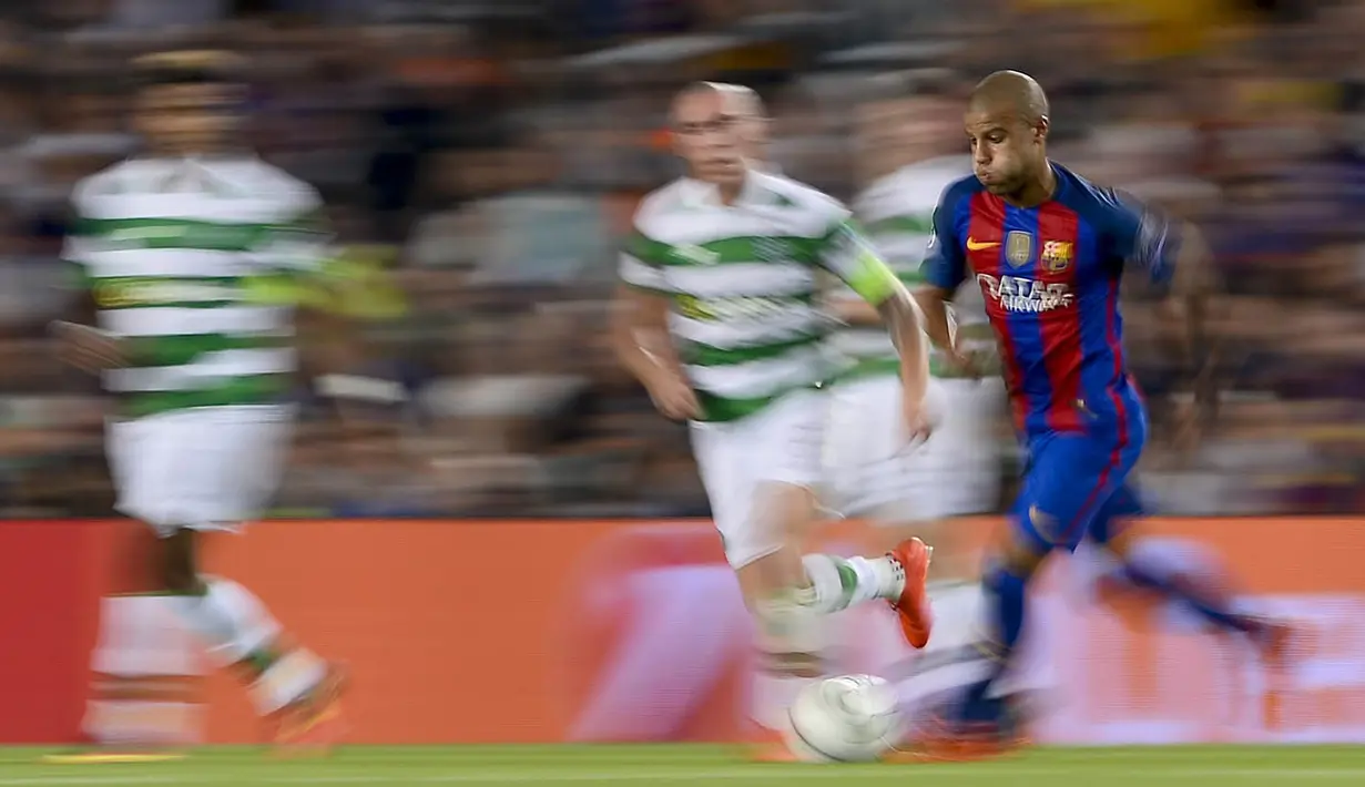 Gelandang Barcelona, Rafael Alcantara, berlari berusaha melewati pemain Celtic. La Blaugrana sejak menit awal langsung mengambil inisiatif serangan. (AFP/Josep Lago)