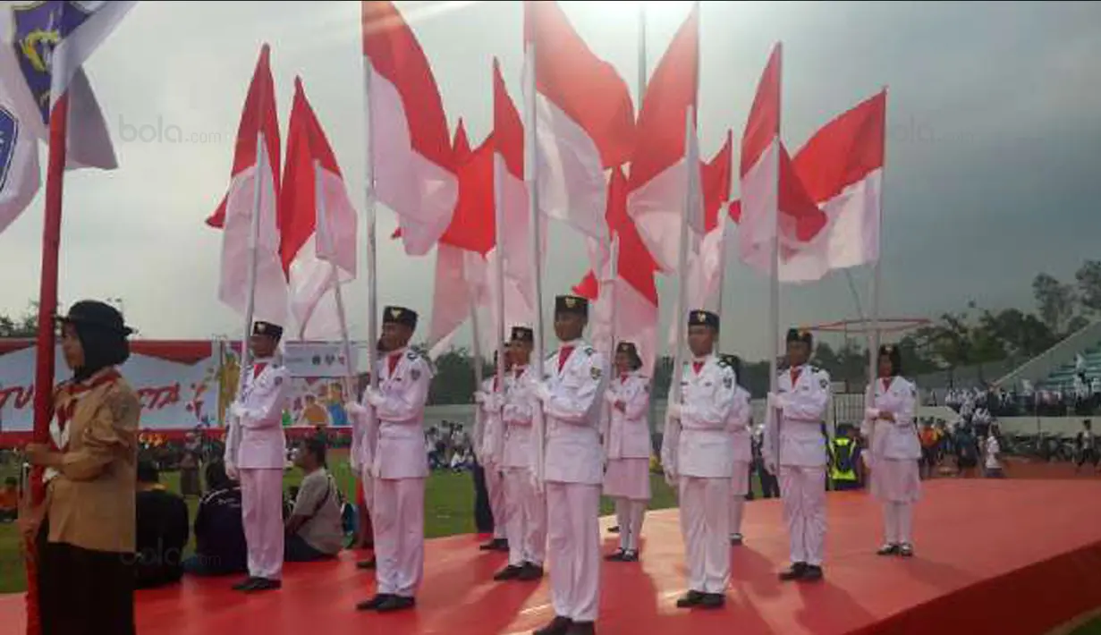 Siswa pembawa bendera meramaikan acara peringatan Haornas 2017 di Magelang, (9/9/2017). Imam Nahrawi berharap Indonesia berjaya di Asian Games 2018. (Bola.com/Darojatun)