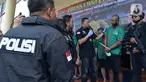 Kasat Narkoba Polres Metro Jakarta Barat Ajun Komisaris Besar Polisi (AKBP) Erick Frendriz menunjukkan tersangka saat rilis kasus narkoba jenis sabu dan Happy-5 di Polres Jakarta Barat, Kamis (31/10/2019). Penggerebakan tersebut dilakukan di Kampung Ambon. (merdeka.com/Imam Buhori)