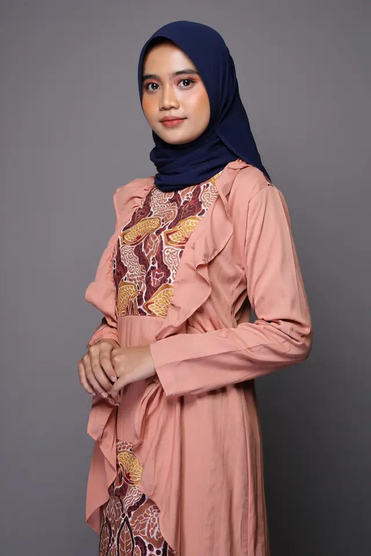 10 Model Gamis Batik Syar'i Slim Fit tapi Tetap Sopan, Kekinian di 2025