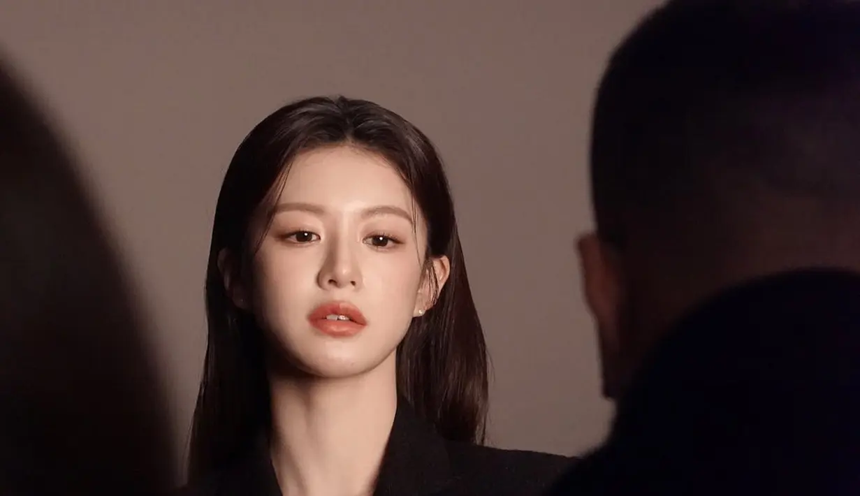 BTS Go Younjung saat menjalani photoshoot. Ia tampil dengan atasan berwarna hitam, rambut panjang yang dibiarkan tergerai, dan riasan wajah super flawless, serta pulasan lipstik merah yang menyempurnakan keseluruhan penampilannya. [Foto: Instagram/goyounjung]
