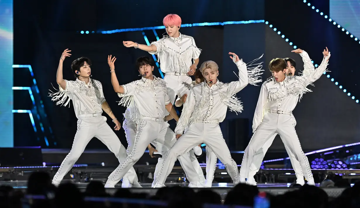 Grup K-Pop Korea Selatan Golden Child tampil pada Dream Concert 2022 di Stadion Jamsil, Seoul, Korea Selatan, 18 Juni 2022. Dream Concert adalah konser K-Pop tahunan terbesar di Korea Selatan sejak tahun 1995, pada tahun 2020 dan 2021 Dream Concert diadakan secara online. (Jung Yeon-je/AFP)
