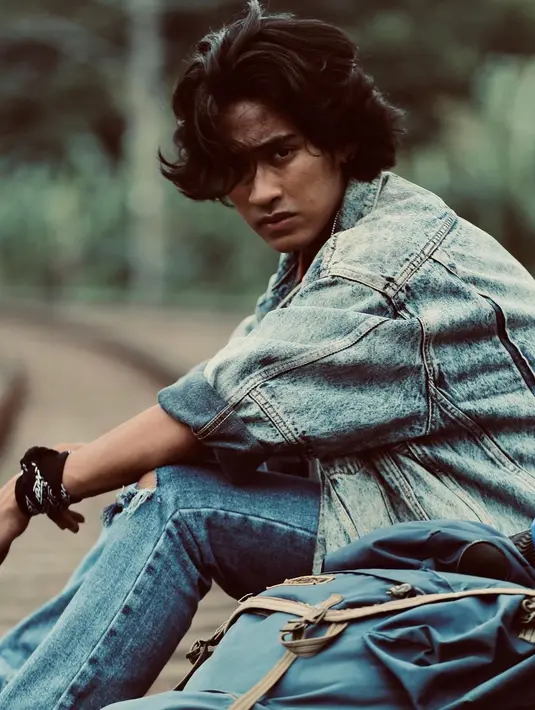 Abidzar pun dinilai cocok menampilkan gaya era 80 dengan vibe yang sesuai. Penampilannya banyak dipuji. [Instagram @abidzar73]