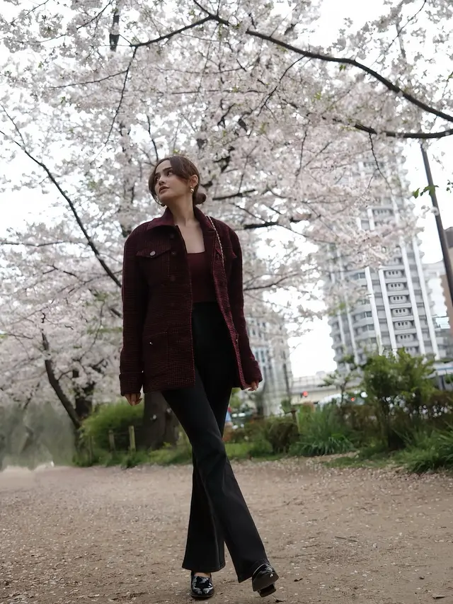 Gaya Syifa Hadju Tampil Elegan Nikmati Bunga Sakura di Jepang dengan Tas Kamera Chanel Seharga Rp95,7 Juta