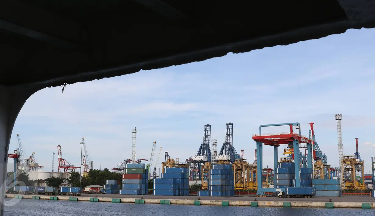 Aktivitas bongkar muat peti kemas di Pelabuhan Tanjung Priok, Jakarta, Selasa (25/10). Kebijakan ISRM diharapkan dapat meningkatkan efisiensi pelayanan dan efektifitas pengawasan dalam proses ekspor-impor. (Liputan6.com/Immaniel Antonius)