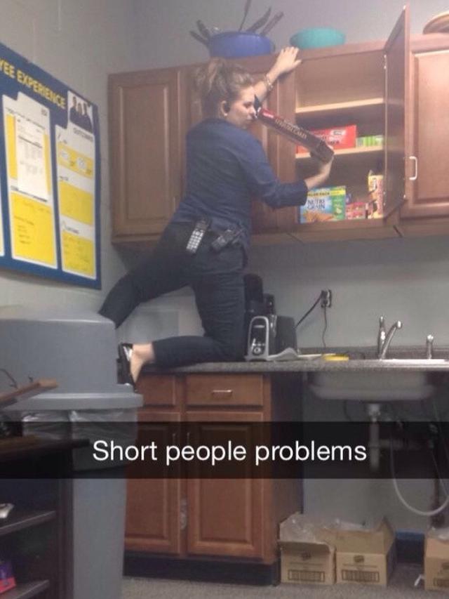 8 Foto Ini Tunjukkan Derita Jadi Orang Bertubuh Pendek