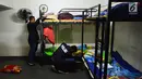 Satgas TPPO Bareskrim Polri menggeledah kantor penampungan TKI ilegal di Bekasi, Jawa Barat, Jumat (23/3). Kantor bernama PT KIS Kensur Hutama digeledah berdasarkan informasi dari Konjen RI di Jeddah. (Liputan6.com/Pool/Bareskrim Polri)