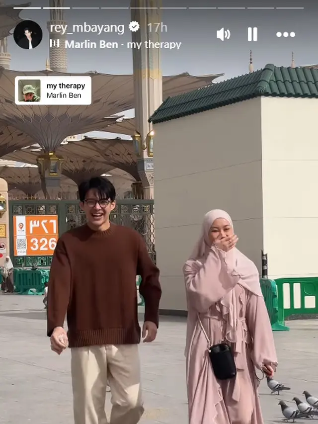 6 Potret Romantis Rey Mbayang dan Dinda Hauw Selama Umrah,