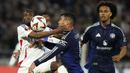 Pemain Manchester United, Casemiro (kanan) berebut bola dengan pemain Lyon, Clinton Mata dalam laga leg 1 perempat final Liga Europa 2024/2025 di Parc Olympique Lyonnais Groupama stadium, Decines-Charpieu, Prancis. (AP Photo/Thibault Camus)